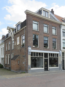908810 Gezicht op het winkelhoekpand Oudegracht 2 te Utrecht, met links de 1e Achterstraat bij het 'Nijntje ...